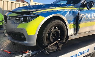 Der demolierte Streifenwagen. - Christian Mathiesen Der demolierte Streifenwagen. - Christian Mathiesen