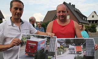 Christian Meier und Thomas Drumann präsentieren die Fotos, die dokumentieren, wie sich die LKW durch die Ziegeleistraße quälen. - Klaus Frensing Christian Meier und Thomas Drumann präsentieren die Fotos, die dokumentieren, wie sich die LKW durch die Ziegeleistraße quälen. - Klaus Frensing