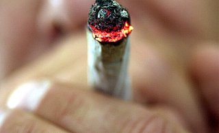 Zu kiffen und 25 Gramm Cannabis dabei zu haben, ist seit dem 1. April 2024 erlaubt. Doch ganz so frei ist der Gebrauch dann doch nicht, weshalb das Ordnungsamt auf Kontrollen setzt – und auf viele Gespräche mit Konsumenten und auch mit den Hinweisgebern. Foto: Wilfried Bahnmüller/epd - picture alliance / dpa Zu kiffen und 25 Gramm Cannabis dabei zu haben, ist seit dem 1. April 2024 erlaubt. Doch ganz so frei ist der Gebrauch dann doch nicht, weshalb das Ordnungsamt auf Kontrollen setzt – und auf viele Gespräche mit Konsumenten und auch mit den Hinweisgebern. Foto: Wilfried Bahnmüller/epd - picture alliance / dpa
