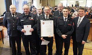 Jürgen Rabbe (v. l.), Frank Mikus, Markus Müller, Ralf Scholle, Reiner Vössing, Markus Heyer und Michael Stickeln besiegeln die Zusammenlegung der Einheiten Scherfede und Rimbeck zum Löschzug West. - Burkhard Battran Jürgen Rabbe (v. l.), Frank Mikus, Markus Müller, Ralf Scholle, Reiner Vössing, Markus Heyer und Michael Stickeln besiegeln die Zusammenlegung der Einheiten Scherfede und Rimbeck zum Löschzug West. - Burkhard Battran