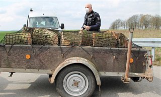 Beide Reifen des überladenen Anhängers waren unter der Last sichtlich niedergedrückt. - Polizei Höxter Beide Reifen des überladenen Anhängers waren unter der Last sichtlich niedergedrückt. - Polizei Höxter
