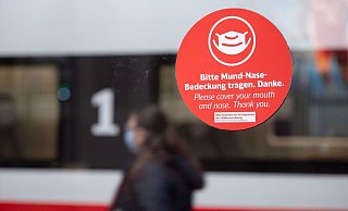 Maskenregeln in Bus und Bahn bröckeln - im Flugzeug muss bereits kein Schutz mehr getragen werden. - Marijan Murat/dpa Maskenregeln in Bus und Bahn bröckeln - im Flugzeug muss bereits kein Schutz mehr getragen werden. - Marijan Murat/dpa