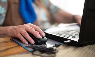 Eine Seniorin sitzt an ihrem Laptop. - Sebastian Gollnow/dpa Eine Seniorin sitzt an ihrem Laptop. - Sebastian Gollnow/dpa