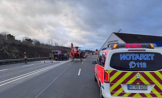 Notarzt, Rettungshubschrauber, Feuerwehr und Polizei waren mit einem größeren Aufgebot am Dienstagmorgen auf der B482 in Porta Westfalica im Einsatz. - Feuerwehr Porta/Michael Horst Notarzt, Rettungshubschrauber, Feuerwehr und Polizei waren mit einem größeren Aufgebot am Dienstagmorgen auf der B482 in Porta Westfalica im Einsatz. - Feuerwehr Porta/Michael Horst