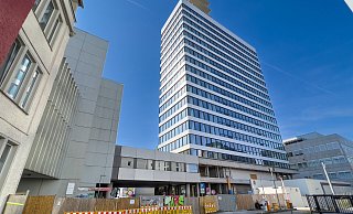 Blick von der Kavalleriestraße (Neumarkt) auf das H1-Hochhaus: links im Bild die Zufahrt zum Parkhaus, das im Oktober abgerissen wird. Die Brücke über die Kavalleriestraße wird schon in diesem Monat abgetragen. - Andreas Zobe Blick von der Kavalleriestraße (Neumarkt) auf das H1-Hochhaus: links im Bild die Zufahrt zum Parkhaus, das im Oktober abgerissen wird. Die Brücke über die Kavalleriestraße wird schon in diesem Monat abgetragen. - Andreas Zobe