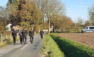 Beamte und Beamtinnen durchsuchten in Dissen die Felder auf der Suche nach dem vermissten 90-jährigen Mann aus Borgholzhausen. - Claus Meyer Beamte und Beamtinnen durchsuchten in Dissen die Felder auf der Suche nach dem vermissten 90-jährigen Mann aus Borgholzhausen. - Claus Meyer