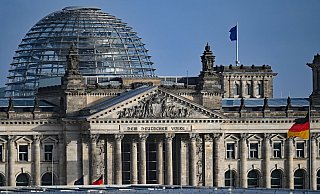 Blick vom Bundeskanzleramt auf die Kuppel von dem Reichstagsgebäude mit dem Bundestag. Der Bundestag hat das Digitale-Dienste-Gesetz beschlossen. - Philipp Znidar/dpa Blick vom Bundeskanzleramt auf die Kuppel von dem Reichstagsgebäude mit dem Bundestag. Der Bundestag hat das Digitale-Dienste-Gesetz beschlossen. - Philipp Znidar/dpa
