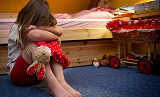 Ein kleines Mädchen sitzt weinend auf dem Fußboden in ihrem Zimmer. Viele Kinder benötigen ein Auslöser, um über die Taten zu sprechen. Die Kindersprechstunde soll das bieten. - Symbolfoto: picture alliance / dpa Ein kleines Mädchen sitzt weinend auf dem Fußboden in ihrem Zimmer. Viele Kinder benötigen ein Auslöser, um über die Taten zu sprechen. Die Kindersprechstunde soll das bieten. - Symbolfoto: picture alliance / dpa