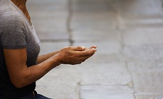 Viele Bettler sitzen auch in der Bielefelder Innenstadt. Experten der Wohnungslosenhilfe glauben nicht, dass ihnen eine Geldspende hilft – im Gegenteil. - Symbolfoto: Heinz Kühbauch/picture alliance Viele Bettler sitzen auch in der Bielefelder Innenstadt. Experten der Wohnungslosenhilfe glauben nicht, dass ihnen eine Geldspende hilft – im Gegenteil. - Symbolfoto: Heinz Kühbauch/picture alliance