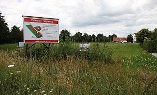 Hier tut sich schon länger nichts mehr: Seit mehreren Jahren weist ein Schild an der Weseler Straße an der Brücke über die A30 auf ein Wohngebiet hin. Gebaut wurde hier noch nicht. - Björn Kenter Hier tut sich schon länger nichts mehr: Seit mehreren Jahren weist ein Schild an der Weseler Straße an der Brücke über die A30 auf ein Wohngebiet hin. Gebaut wurde hier noch nicht. - Björn Kenter