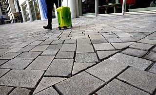 Ungleiche Steine, ungleiche Fugen: Das "Passé-Verband"-Pflaster soll optisch Akzente setzen, irritiert aber Beobachter. Zudem müssen Mängel bei der Verlegung noch behoben werden. - Barbara Franke Ungleiche Steine, ungleiche Fugen: Das "Passé-Verband"-Pflaster soll optisch Akzente setzen, irritiert aber Beobachter. Zudem müssen Mängel bei der Verlegung noch behoben werden. - Barbara Franke