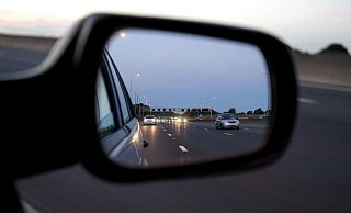 Zum vorausschauenden Fahren gehört auch der Blick in den Rückspiegel. - Symbolbild: Pexels Zum vorausschauenden Fahren gehört auch der Blick in den Rückspiegel. - Symbolbild: Pexels