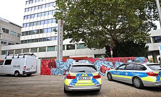 Am Kesselbrink hat es einen tödlichen Unfall gegeben. Ein Mann ist aus einer oberen Etage des Telekom-Hochhauses gestürzt. - Sarah Jonek Am Kesselbrink hat es einen tödlichen Unfall gegeben. Ein Mann ist aus einer oberen Etage des Telekom-Hochhauses gestürzt. - Sarah Jonek