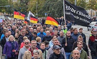 Menschen während einer Demonstration im Stadtzentrum von Frankfurt (Oder). - Patrick Pleul/dpa Menschen während einer Demonstration im Stadtzentrum von Frankfurt (Oder). - Patrick Pleul/dpa