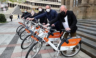 Fahrradverleihsystem "meinSiggi" wird präsentiert von: ..........Projektleiter von Nextbike, Philipp Kleinschnittger, Olaf Lewald, Leiter des Bielefelder Verkehrsamtes, der Nahmobilitätsbeauftragten der Stadt, Barbara Choryan, Stadtwerke-Geschäftsführer Martin Uekmann und Oberbürgermeister Pit Clausen. - Wolfgang Rudolf Fahrradverleihsystem "meinSiggi" wird präsentiert von: ..........Projektleiter von Nextbike, Philipp Kleinschnittger, Olaf Lewald, Leiter des Bielefelder Verkehrsamtes, der Nahmobilitätsbeauftragten der Stadt, Barbara Choryan, Stadtwerke-Geschäftsführer Martin Uekmann und Oberbürgermeister Pit Clausen. - Wolfgang Rudolf