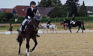 Emma Stuke mit Pichu: Hochkonzentriert wechselt die junge Reiterin vom Schritt in Trab und Galopp. Am Ende schaffen die beiden es auf Platz 3 bei der Gruppenbewertung. - Gabriele Freimuth Emma Stuke mit Pichu: Hochkonzentriert wechselt die junge Reiterin vom Schritt in Trab und Galopp. Am Ende schaffen die beiden es auf Platz 3 bei der Gruppenbewertung. - Gabriele Freimuth