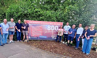 Ein Teil des Teams rund um "800 Jahre Holsen". Die Verantwortlichen freuen sich auf das dreitägige Fest. - Peter Heidbrink Ein Teil des Teams rund um "800 Jahre Holsen". Die Verantwortlichen freuen sich auf das dreitägige Fest. - Peter Heidbrink