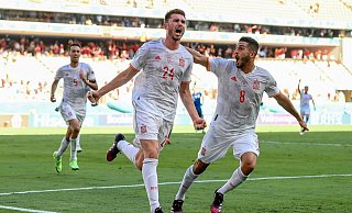 Spaniens Aymeric Laporte (M) feiert nach dem zweiten Tor seiner Mannschaft mit seinem Teamgefährten Koke. - David Ramos/Getty Pool/AP/dpa Spaniens Aymeric Laporte (M) feiert nach dem zweiten Tor seiner Mannschaft mit seinem Teamgefährten Koke. - David Ramos/Getty Pool/AP/dpa