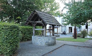 Der historische Dorfbrunnen soll in den Mittelpunkt eines neuen öffentlichen Platzes gerückt werden. - Burkhard Battran Der historische Dorfbrunnen soll in den Mittelpunkt eines neuen öffentlichen Platzes gerückt werden. - Burkhard Battran