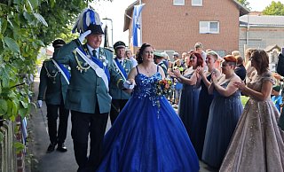 Christian Milleg und Sabine Multhaupt sind die umjubelten Regenten der St.-Nikolaus-Schützen in Natzungen. - Svenja Ludwig Christian Milleg und Sabine Multhaupt sind die umjubelten Regenten der St.-Nikolaus-Schützen in Natzungen. - Svenja Ludwig