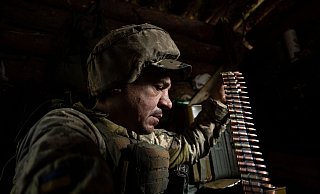 Ein ukrainischer Soldat an der Frontlinie in der Region Donezk. - Evgeniy Maloletka/AP/dpa Ein ukrainischer Soldat an der Frontlinie in der Region Donezk. - Evgeniy Maloletka/AP/dpa