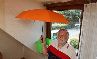 Ein bisschen was von Spitzwegs armen Poeten hat Harmut Nolting, wenn er sich mit dem Regenschirm unter das Loch im Dach seines Schlafzimmer-Erkers stellt. - Jörg Stuke Ein bisschen was von Spitzwegs armen Poeten hat Harmut Nolting, wenn er sich mit dem Regenschirm unter das Loch im Dach seines Schlafzimmer-Erkers stellt. - Jörg Stuke