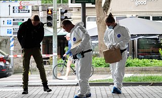 Das Spurensicherungs-Team der Polizei nahm den Tatort in Bielefeld nach dem Messer-Anschlag unter die Lupe. - Paul Brinkmann Das Spurensicherungs-Team der Polizei nahm den Tatort in Bielefeld nach dem Messer-Anschlag unter die Lupe. - Paul Brinkmann