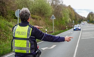 Wegen technischer Mängel geriet der BMW-Fahrer ins Visier der Bielefelder Polizei. - Symbolbild: Paul Brinkmann Wegen technischer Mängel geriet der BMW-Fahrer ins Visier der Bielefelder Polizei. - Symbolbild: Paul Brinkmann