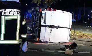Bei einem schweren Unfall in Bielefeld in der Nacht zu Samstag kam es zu einer Kollision von einem Audi A6 mit einem Mercedes Sprinter, bei der der Sprinter umkippte. Drei Menschen wurden verletzt. - Paul Brinkmann Bei einem schweren Unfall in Bielefeld in der Nacht zu Samstag kam es zu einer Kollision von einem Audi A6 mit einem Mercedes Sprinter, bei der der Sprinter umkippte. Drei Menschen wurden verletzt. - Paul Brinkmann