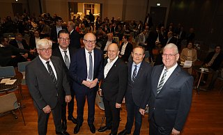 Die Vorsitzenden der Delbrücker Marketinggemeinschaft (Demag) Albert Hansel und Johannes Dunschen (v.l.), der Landtagsabgeordnete Bernhard Hoppe-Biermeyer, der Festredner Landrat Christoph Rüther, der Demag- Ehrenvorsitzende Meinolf Päsch und Bürgermeister Werner Peitz freuen sich über 140 Gäste beim Neujahrsempfang in Delbrück. - Regina Brucksch Die Vorsitzenden der Delbrücker Marketinggemeinschaft (Demag) Albert Hansel und Johannes Dunschen (v.l.), der Landtagsabgeordnete Bernhard Hoppe-Biermeyer, der Festredner Landrat Christoph Rüther, der Demag- Ehrenvorsitzende Meinolf Päsch und Bürgermeister Werner Peitz freuen sich über 140 Gäste beim Neujahrsempfang in Delbrück. - Regina Brucksch
