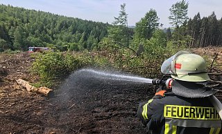 Das Wasser wurde mit Tanklöschfahrzeugen zur Einsatzstelle transportiert. - Feuerwehr Altenbeken Das Wasser wurde mit Tanklöschfahrzeugen zur Einsatzstelle transportiert. - Feuerwehr Altenbeken