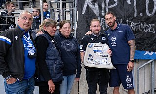 Arminia-Trainer Mitch Kniat (r.) übergibt Thomas Ollicks Stammplatz an dessen Kinder Ben und Sina, Frau Anja und Freund Torsten Imort. - Teresa Kroeger Arminia-Trainer Mitch Kniat (r.) übergibt Thomas Ollicks Stammplatz an dessen Kinder Ben und Sina, Frau Anja und Freund Torsten Imort. - Teresa Kroeger
