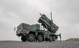 Ein gefechtsbereites Flugabwehrraketensystem vom Typ «Patriot» des Flugabwehrraketengeschwaders 1 der Bundeswehr auf dem Flugfeld des Militärflughafens Schwesing. - Axel Heimken/dpa Ein gefechtsbereites Flugabwehrraketensystem vom Typ «Patriot» des Flugabwehrraketengeschwaders 1 der Bundeswehr auf dem Flugfeld des Militärflughafens Schwesing. - Axel Heimken/dpa