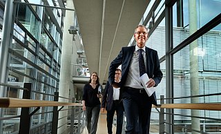 Auf dem Weg zur Pressekonferenz: Kreisdirektorin Susanne Koch, Krisenstabsleiter Thomas Kuhlbusch und Landrat Sven-Georg Adenauer (vorne). - Andreas Frücht Auf dem Weg zur Pressekonferenz: Kreisdirektorin Susanne Koch, Krisenstabsleiter Thomas Kuhlbusch und Landrat Sven-Georg Adenauer (vorne). - Andreas Frücht