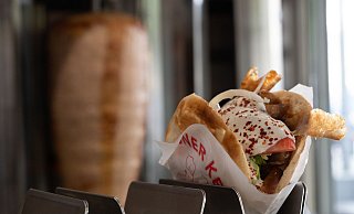 Döner wird oft mit Hähnchen-, Kalb- oder Lammfleisch serviert. Mittlerweile gibt es auch vegane Spieße im Kreis Gütersloh. - Markus Lenhardt/dpa Döner wird oft mit Hähnchen-, Kalb- oder Lammfleisch serviert. Mittlerweile gibt es auch vegane Spieße im Kreis Gütersloh. - Markus Lenhardt/dpa