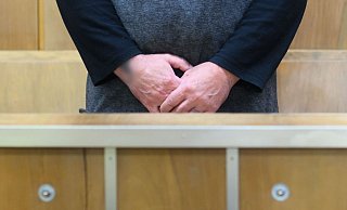 Der Angeklagte Zarko D. steht im Gerichtssaal in der Anklagebank. Er soll im Juli 2021 im Stadtpark Eilenriede einen auf einer Parkbank sitzenden Obdachlosen getötet haben. - Julian Stratenschulte/dpa Der Angeklagte Zarko D. steht im Gerichtssaal in der Anklagebank. Er soll im Juli 2021 im Stadtpark Eilenriede einen auf einer Parkbank sitzenden Obdachlosen getötet haben. - Julian Stratenschulte/dpa