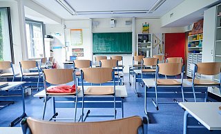 Wann dürfen Schüler nach Hause gehen: Die Antwort auf diese Frage hat indirekt auch mit dem Alter zu tun. - Annette Riedl/dpa Wann dürfen Schüler nach Hause gehen: Die Antwort auf diese Frage hat indirekt auch mit dem Alter zu tun. - Annette Riedl/dpa