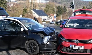 Bei dem laut Polizei "typischen Abbiegeunfall" gab es hohen Blechschaden. - Thomas Kube Bei dem laut Polizei "typischen Abbiegeunfall" gab es hohen Blechschaden. - Thomas Kube