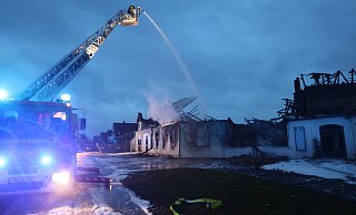 Gleich von zwei Seiten aus waren die Drehleitern aus Bad Oeynhausen und Löhne am Gebäude im Einsatz. - Nicole Sielermann Gleich von zwei Seiten aus waren die Drehleitern aus Bad Oeynhausen und Löhne am Gebäude im Einsatz. - Nicole Sielermann
