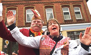 Aus besseren Zeiten der Karnevalisten: Josef Schunicht und Nieheims Karnevalstitanin Brigitte Seneca haben 2014 auf dem Präsidentenwagen der Nieheimer Karnevalsgesellschaft Spaß am Umzug. - Josef Köhne Aus besseren Zeiten der Karnevalisten: Josef Schunicht und Nieheims Karnevalstitanin Brigitte Seneca haben 2014 auf dem Präsidentenwagen der Nieheimer Karnevalsgesellschaft Spaß am Umzug. - Josef Köhne