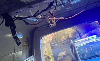 Nicht wirklich zulässig: Kabel baumeln in dem Fahrzeug einfach von der Decke. - Polizei Nicht wirklich zulässig: Kabel baumeln in dem Fahrzeug einfach von der Decke. - Polizei