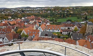 Ein einziger konkreter Anhaltspunkt: Von der Aussichtsplattform des Chattenturms könnte ein Schütze über der Warburger Altstadt aus einer Pistole eine Schuss abgegeben haben. Das Projektil durchschlug die Frontscheibe eines am Johannisturm (l.) abgestellten Wagens. Doch bleibt dies bisher nur eine Vermutung. - Dieter Scholz Ein einziger konkreter Anhaltspunkt: Von der Aussichtsplattform des Chattenturms könnte ein Schütze über der Warburger Altstadt aus einer Pistole eine Schuss abgegeben haben. Das Projektil durchschlug die Frontscheibe eines am Johannisturm (l.) abgestellten Wagens. Doch bleibt dies bisher nur eine Vermutung. - Dieter Scholz
