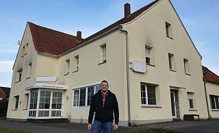 Bibelgemeinschaft Versmold kauft Gebäude des Gasthofs Ebeler in Loxten. Eduard Friesen ist einer der Motoren des Vereins und präsentiert stolz dessen neues Zuhause in dem ehemaligen Traditionsgasthof in Loxten. - Silke Derkum-Homburg Bibelgemeinschaft Versmold kauft Gebäude des Gasthofs Ebeler in Loxten. Eduard Friesen ist einer der Motoren des Vereins und präsentiert stolz dessen neues Zuhause in dem ehemaligen Traditionsgasthof in Loxten. - Silke Derkum-Homburg