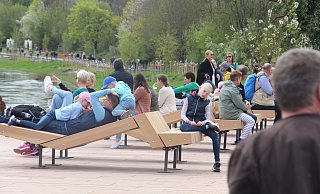 Entspannung pur auf der Landesgartenschau: Auch wenn das Wetter etwas durchwachsen war, die Menschen genossen die Gartenschau am Wasser. - Burkhard Battran Entspannung pur auf der Landesgartenschau: Auch wenn das Wetter etwas durchwachsen war, die Menschen genossen die Gartenschau am Wasser. - Burkhard Battran