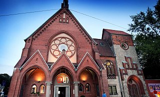 Das GlückundSeligkeit in Bielefeld punktet hauptsächlich durch sein einzigartiges Ambiente in einer ehemaligen Kirche. - Sarah Jonek Das GlückundSeligkeit in Bielefeld punktet hauptsächlich durch sein einzigartiges Ambiente in einer ehemaligen Kirche. - Sarah Jonek