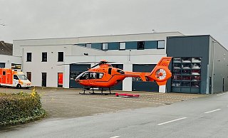 Ein Rettungshubschrauber brachte den lebensgefährlich verletzten 89-Jährigen in eine Bielefelder Spezialklinik. - Thorsten Heß Ein Rettungshubschrauber brachte den lebensgefährlich verletzten 89-Jährigen in eine Bielefelder Spezialklinik. - Thorsten Heß