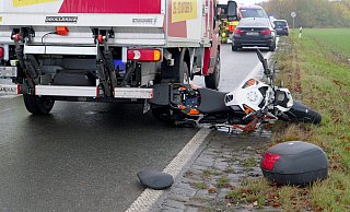 Beim Einbiegen auf die Bundesstraße 64 rutschte das Motorrad beim Beschleunigen weg, schleuderte gegen einen Lastwagen und wurde mitgeschleift. - Ralph Meyer Beim Einbiegen auf die Bundesstraße 64 rutschte das Motorrad beim Beschleunigen weg, schleuderte gegen einen Lastwagen und wurde mitgeschleift. - Ralph Meyer