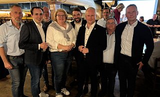 Die Espelkamper CDU feierte den Wahlerfolg im Brauhaus in Espelkamp. Die Christdemokraten gewannen fast alle Direktmandate und stellen mit Henning Vieker (Mitte) erneut den Bürgermeister in der Kommune. - CDU Espelkamp Die Espelkamper CDU feierte den Wahlerfolg im Brauhaus in Espelkamp. Die Christdemokraten gewannen fast alle Direktmandate und stellen mit Henning Vieker (Mitte) erneut den Bürgermeister in der Kommune. - CDU Espelkamp