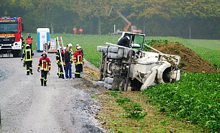 Auf der Zufahrt zur Baustelle kam ein vollbelanderer Betontransporter von der Fahrbahn ab und kippte auf die Seite. Der Fahrer zog sich Beinverletzungen zu. - Ralph Meyer Auf der Zufahrt zur Baustelle kam ein vollbelanderer Betontransporter von der Fahrbahn ab und kippte auf die Seite. Der Fahrer zog sich Beinverletzungen zu. - Ralph Meyer