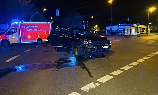 Beide beteiligten Fahrzeugen mussten nach dem heftigen Zusammenstoß in Gütersloh abgeschleppt werden. - Thorsten Heß Beide beteiligten Fahrzeugen mussten nach dem heftigen Zusammenstoß in Gütersloh abgeschleppt werden. - Thorsten Heß